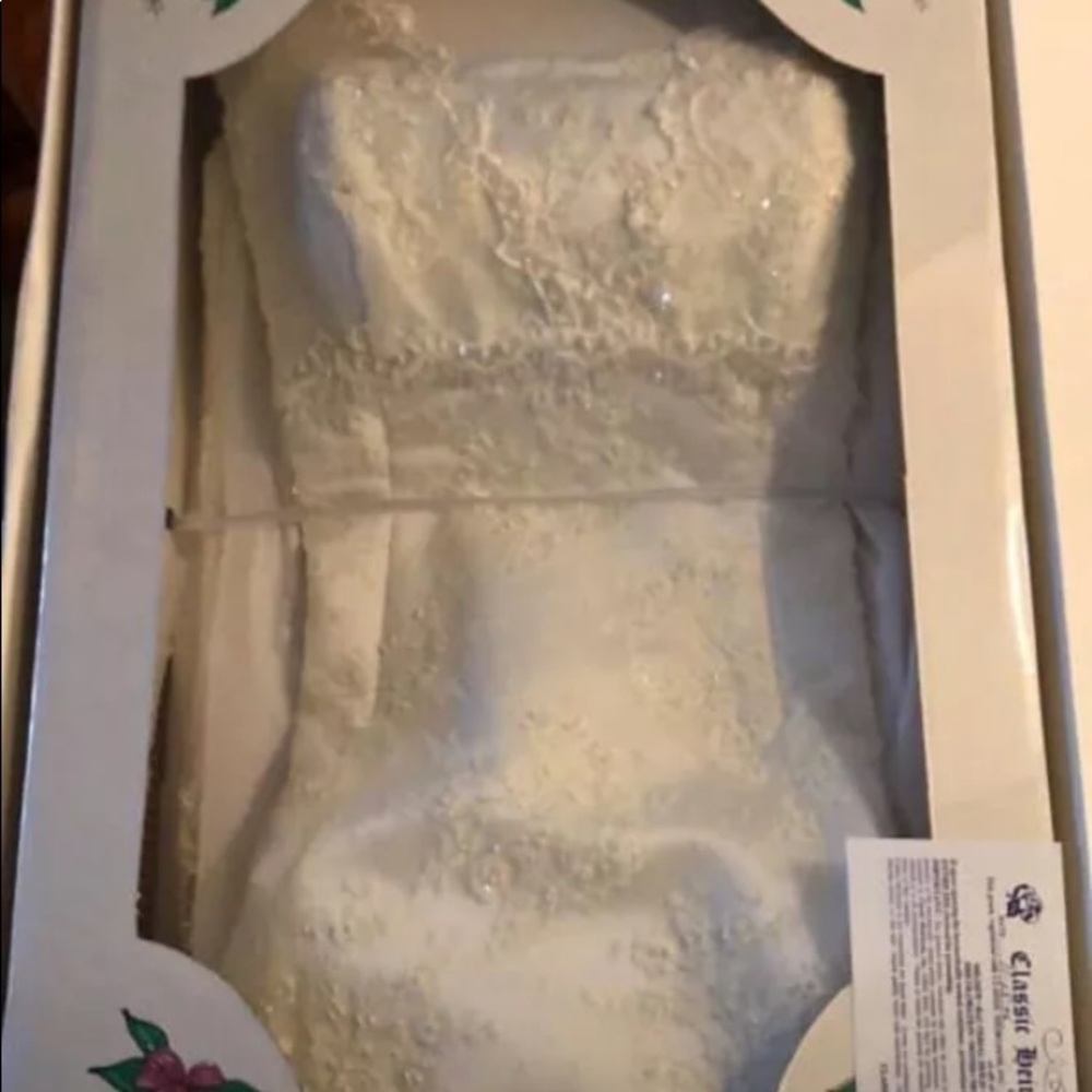 Women’s wedding dress size 12 never worn